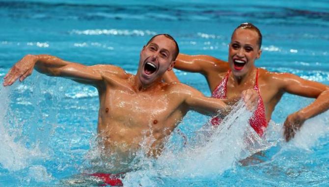 Un homme et une femme dans une piscine dans une épreuve de natation synchronisée